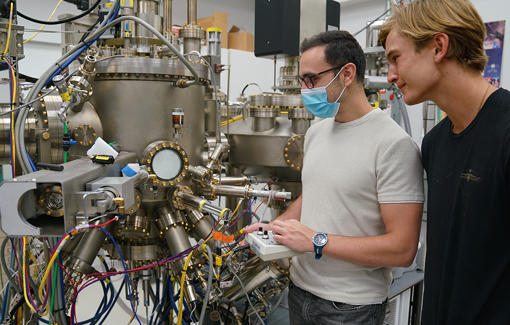 two students in the quantum lab